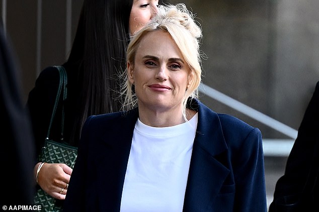 Rebel Wilson gana una amarga batalla por difamación después de que su coprotagonista desestimara la demanda por publicaciones en las redes sociales