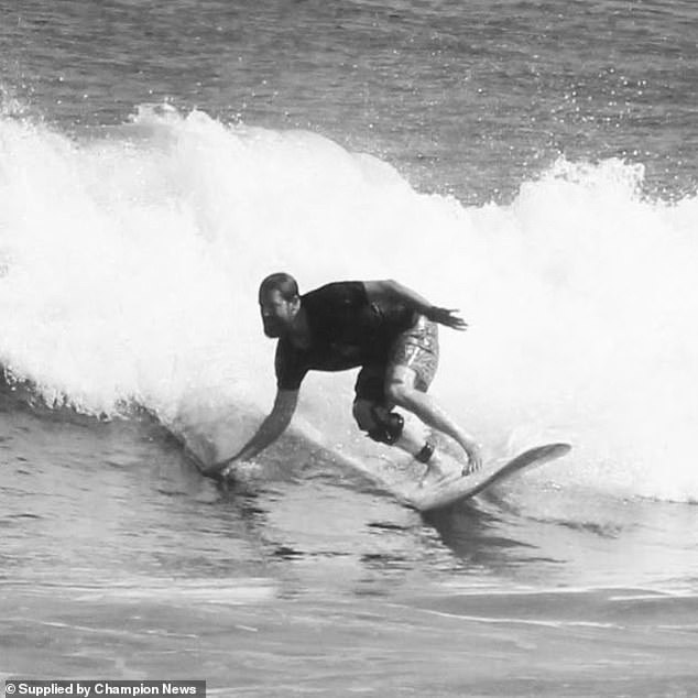Un surfista que demanda 500.000 libras esterlinas sufrió un grave susto cuando se estrelló la cabeza contra el suelo de la piscina de un resort de lujo y probó una máquina de olas.