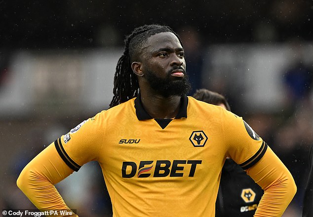 Los Wolves se ven obligados a cancelar el entrenamiento porque la estrella sancionada se niega a abandonar el campo y se han implementado medidas de seguridad adicionales para mantener a los jugadores alejados de Compton Park.