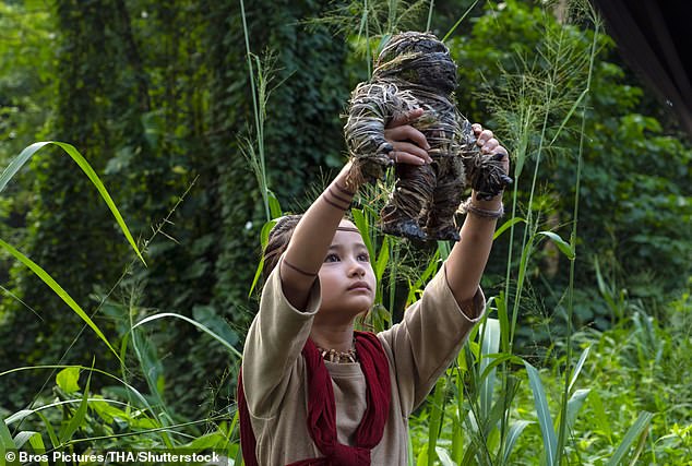 La llamada de despacho revela la lucha por encontrar un intérprete de lenguaje de señas después de que un accidente de tráfico mata a la estrella sorda de Godzilla vs. Kong Child, Kylie Hattle
