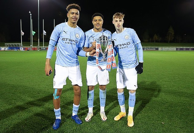 El romance más grande del fútbol se reunió cuando Morgan Rogers selló un traslado de £ 117 millones al Chelsea: la estrella de Inglaterra y Cole Palmer celebran, crecieron juntos en Man City y comparten un vínculo trágico.