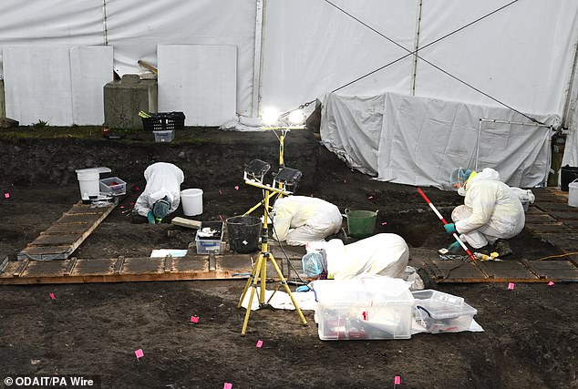 Los forenses encuentran los restos de una madre irlandesa y otros 22 bebés en el sitio Baby House of Horrors, donde se teme que estén enterrados cientos de cadáveres.