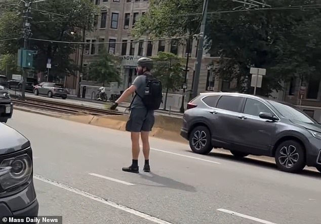El ciclista más joven de Estados Unidos desata furiosa ‘venganza’ contra conductores inocentes después de ver un camión bloqueando el carril bici de Boston