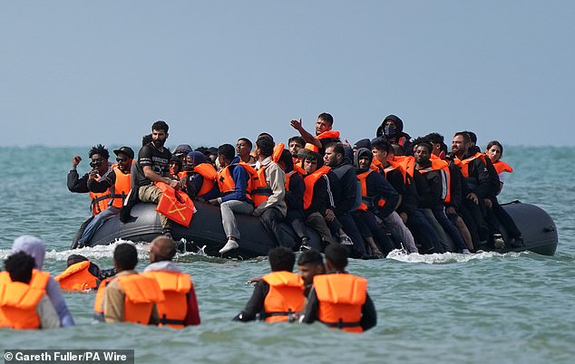 Casi 100 inmigrantes del Canal llegaron hoy en embarcaciones con la marca ‘Burnham Boats’, lo que aumenta la presión sobre el nuevo primer ministro para que elabore planes de inmigración.