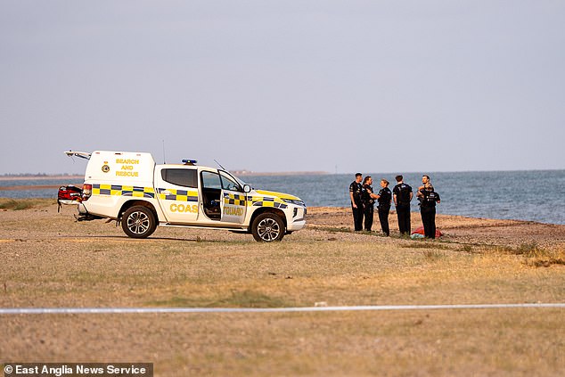 Se está llevando a cabo una operación de búsqueda y rescate en una playa de Essex después de que un grupo quedara “atrapado por las mareas crecientes”.