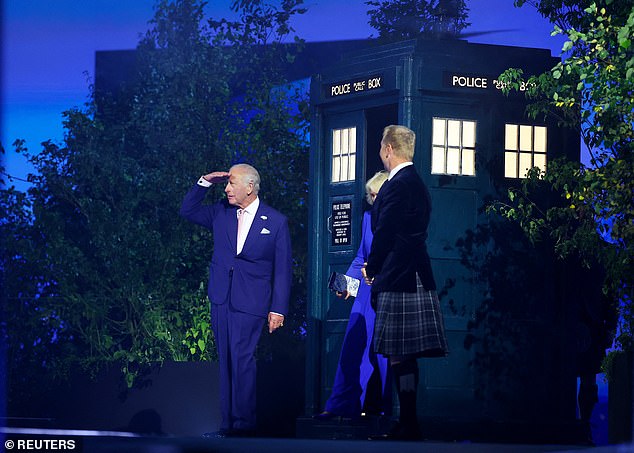 El rey Carlos y la reina Camilla llegan a la inauguración de los Juegos de la Commonwealth… en la TARDIS
