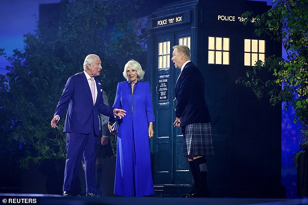¿Un rey en una TARDIS? Loco y ambicioso… su madre sin duda.