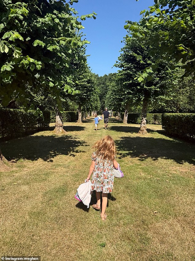 Meghan y Harry compartieron instantáneas de sus vacaciones de verano en Europa, donde se hospedaron en la casa de la infancia de la princesa Diana con Archie y Lilibet, según la revista Sussex People.