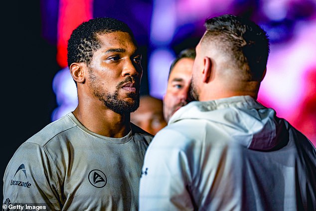 Anthony Joshua no quiere hablar sobre la pelea de Tyson Fury antes de su pelea de regreso con Kristian Prenga; hay planes para pelear contra Gypsy King si ambas estrellas ganan este fin de semana.