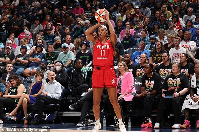 La estrella de la WNBA afirma que Indiana Fever ‘alentó’ a los jugadores a ‘callar’ después de que un hombre fuera despedido por acoso sexual