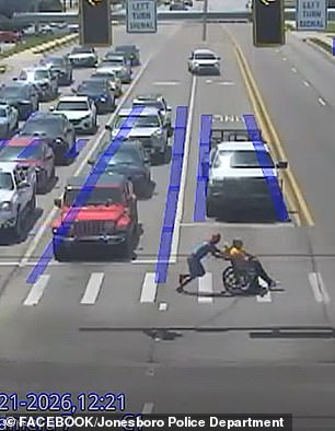 El momento del superhéroe de la vida real en el que un conductor vestido como Spider-Man acudió al rescate de un hombre en silla de ruedas