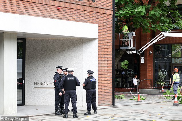 ¡Que comience el truco! Burnham pasa el primer día en la oficina temporal ‘No10 North’ en Manchester… por temor a una enorme factura de seguridad