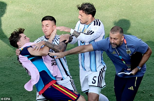 La estrella argentina, que GOLPEÓ a su rival España en un vergonzoso truco en la final de la Copa del Mundo, sugiere que se retirará del fútbol internacional después de una derrota “desgarradora”, pero finalmente admite que los nuevos campeones del mundo “eran el mejor equipo”.