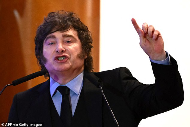El rebelde presidente de Argentina afirma que “la gente está SATISFECHA” de que son “buenos en casi todo”, y luego reacciona duramente a las críticas a la vergonzosa campaña de Lionel Messi y compañía en el Mundial