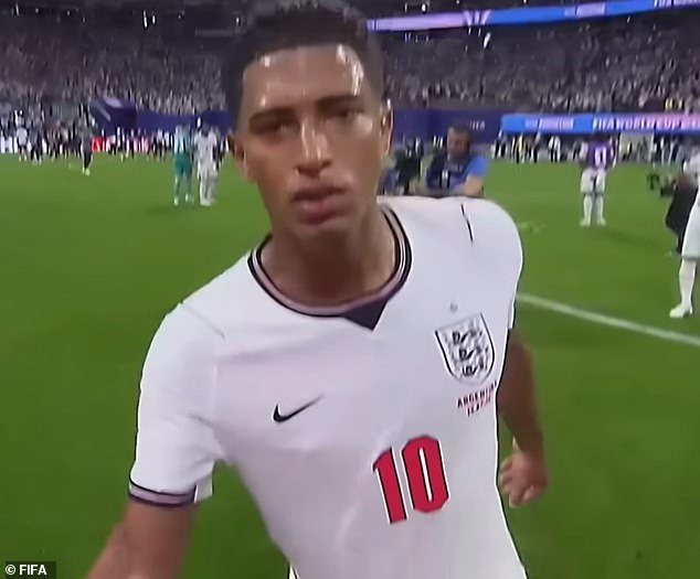 Revelado: la brutal patada de Jude Bellingham a un árbitro de la Copa del Mundo después de que imágenes inéditas llegaran a Internet, momentos antes de que la estrella de Inglaterra golpeara a Argentina en su derrota en semifinales.