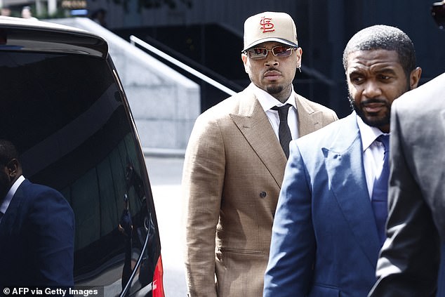 El cantante Chris Brown se declaró culpable de agredir a un productor musical en un club nocturno de Mayfair.