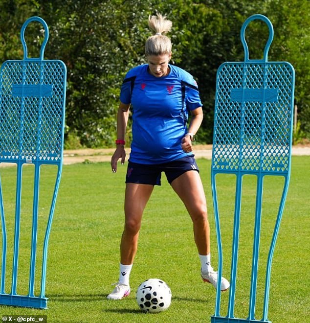 ¡Gran mamá del fútbol! La estrella de Crystal Palace se imaginó entrenando con SIETE meses de embarazo mientras “se esfuerza” antes de la nueva temporada.