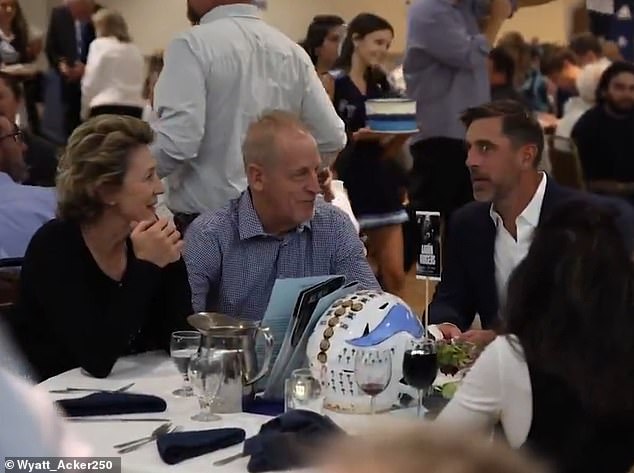 Revelado: Aaron Rodgers fue visto con sus padres separados meses antes de su revelación pública… pero su misteriosa esposa aún no aparece por ningún lado.