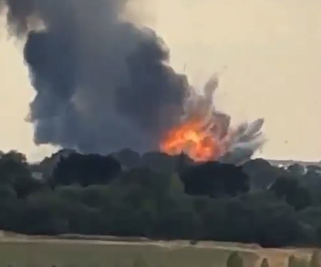 Los bomberos extinguieron un gran incendio en una unidad industrial en Essex que destruyó casas en una explosión