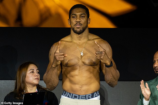 Anthony Joshua dona £10 a Kristian Prengi en un intento por evitar el shock al no regresar al ring después de la devastadora pérdida de dos amigos en un accidente automovilístico.