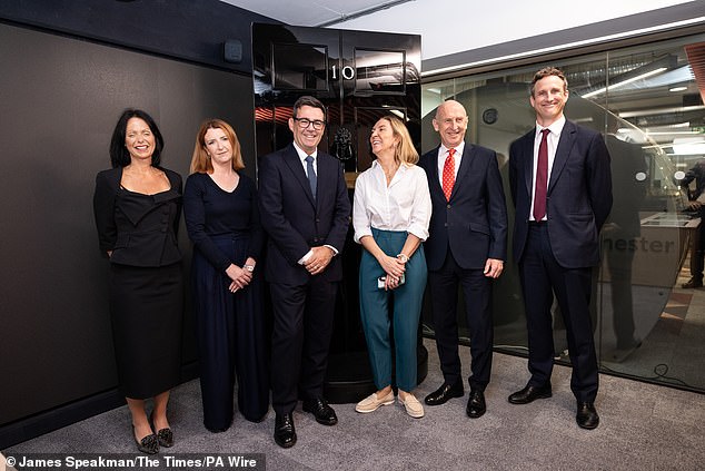 Sr. Burnham, ¿cuánto cuesta esta cena? El contribuyente ha tenido que pagar la enorme factura de seguridad y transporte del número 10 Norte, incluido un nuevo jet privado de PM a Manchester.