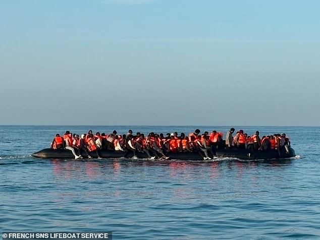 Una semana, llegaron 500, incluido un ‘mega bote’ que trajo a 165 inmigrantes en un solo viaje, pero Burnham no supo cómo detendría los barcos más pequeños.