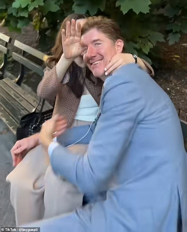 Un abogado casado de 45 años sorprendido besándose con un subordinado de 29 años en Central Park podría perder decenas de millones de dólares después de retirar una lucrativa oferta para unirse a una firma rival, dicen las fuentes.