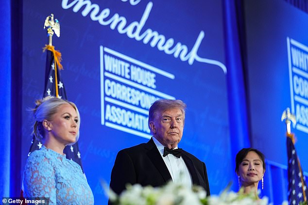 Carolyn Leavitt consuela a Trump mientras tiene que soportar una incómoda excavación en la cena de corresponsales