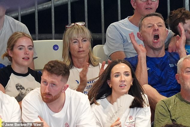 Kate, Gerry y Amelie McCann ven con orgullo a su hijo Sean nadar en los Juegos de la Commonwealth, casi dos décadas después de la desaparición de su hermana Madeleine.