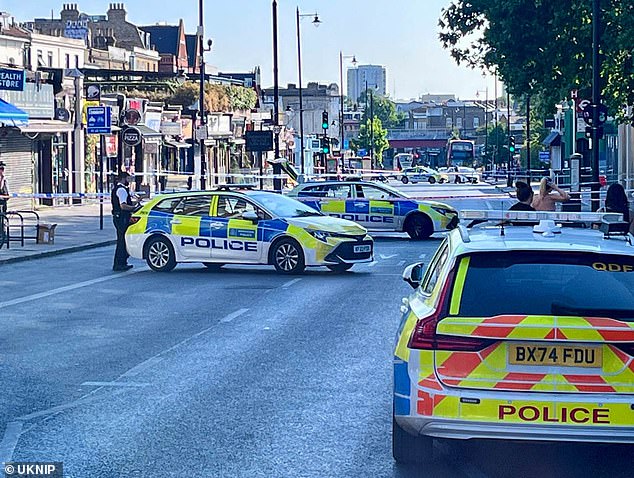 Seis detenidos por asesinato, un hombre de 22 años apuñalado y cuatro heridos en una pelea con cuchillos en Clapham