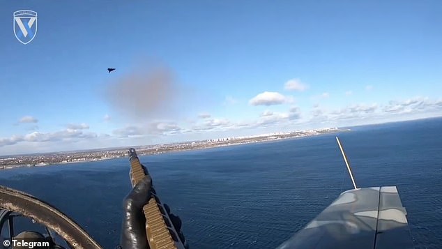 Momento en que un artillero del asiento trasero de Ucrania derriba un dron ruso desde una cabina abierta: la Rusia de Putin golpeada por una nueva ola de ataques de largo alcance