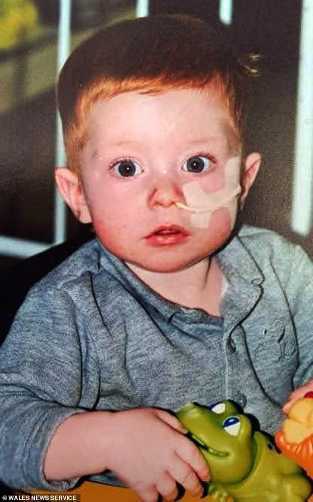 El primer bebé burbuja de Gran Bretaña ya ha crecido: el niño que nació sin inmunidad regresa gracias a los médicos de Great Ormond Street que le salvaron la vida hace 25 años