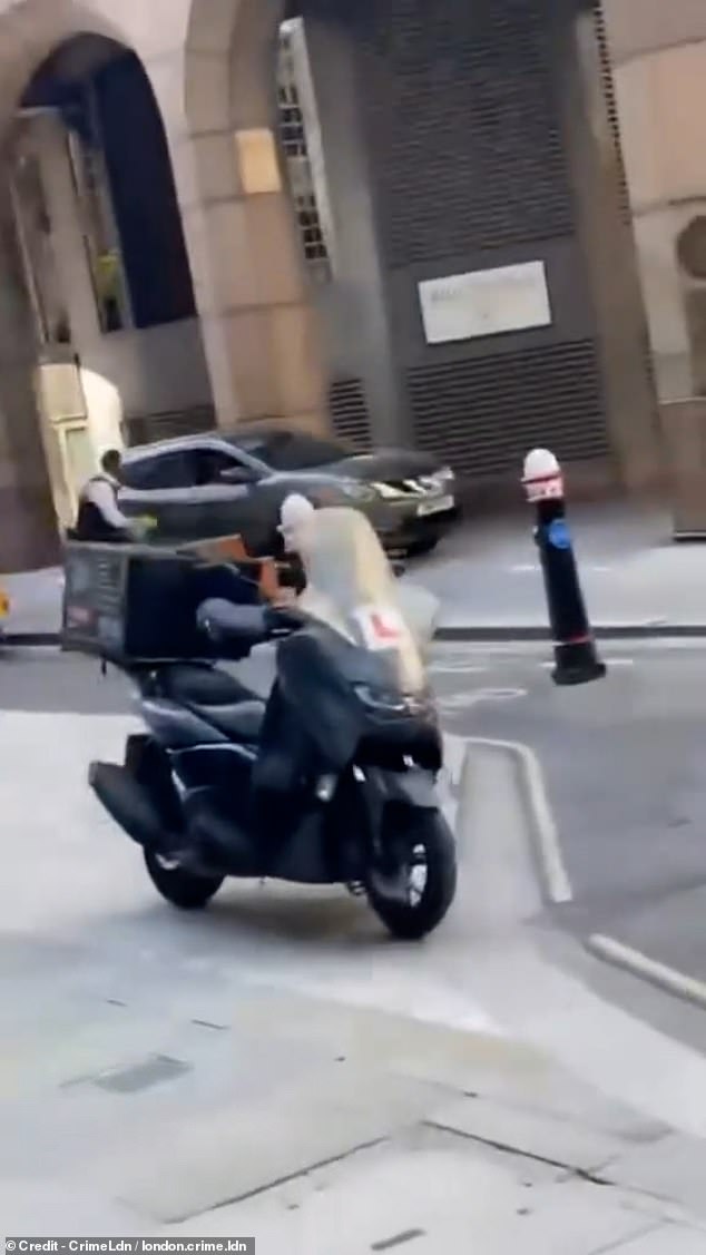 Un conductor choca momentáneamente por detrás a la policía y ‘da vueltas’ frente a un centro comercial: un hombre herido y una mujer arrestada