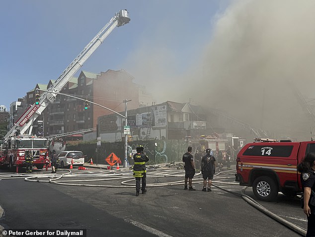 Un incendio monstruoso arrasa un bloque de apartamentos de madera, hiere a casi dos docenas y deja a un residente atrapado