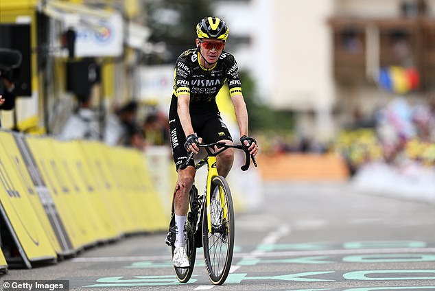 Un momento aterrador Un ciclista estadounidense escapó por poco de un fatal accidente en un acantilado durante el Tour de Francia