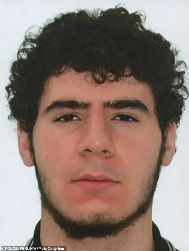 Terrorista libanés-alemán del ISIS embiste en el desfile del orgullo gay, mata a una persona, hiere a 29 y mata a tiros