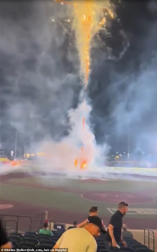 Momento paranoico: los fanáticos del béisbol corren para salvar sus vidas desde las gradas después de que falla el espectáculo de fuegos artificiales