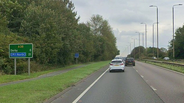 Una niña entre las cuatro muertas en un accidente en Derby: conductor, 33 años, arrestado