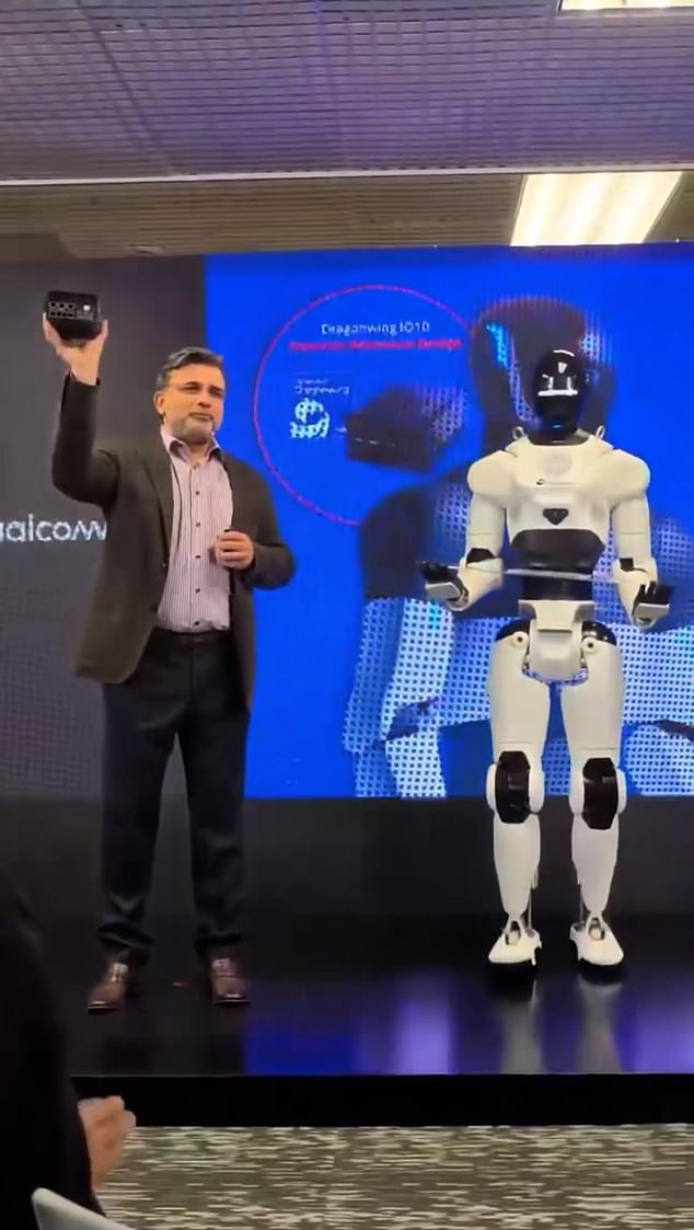Un momento hilarantemente colapsado en medio de la presentación antes de que el robot quedara cubierto como un cadáver…