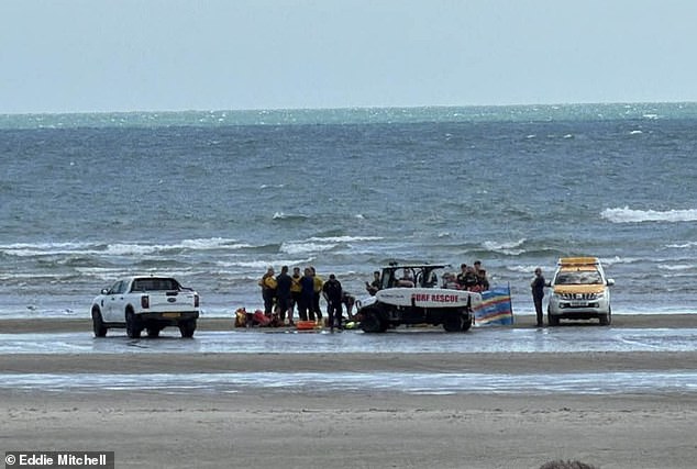 Un hombre ha muerto y otro ha sido hospitalizado tras ‘dificultades’ en el agua en una playa británica