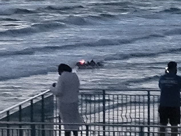 Un padre y su hija murieron tras ser sacados del agua en la playa Fistral en Cornualles.