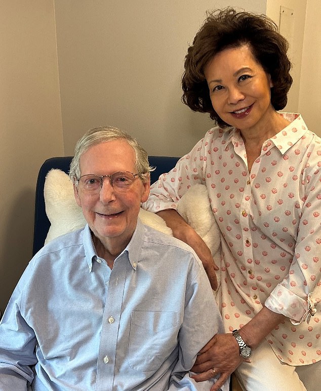 El sonriente Mitch McConnell, de 84 años, posa en una nueva foto de ‘prueba de vida’ con su esposa Elaine… pero aún no hay noticias en 44 días