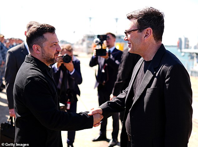 ¡Millas aéreas Andy! Apenas unos días después de tomar un vuelo de 38 minutos al ‘No10 Norte’ de Manchester… Burnham ahora está usando el avión para un viaje de 37 minutos para encontrarse con Zelensky.