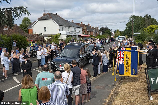 Cientos de dolientes asistieron al funeral de Robert Lindsay y Neil Pearson Dame Penélope Keith.