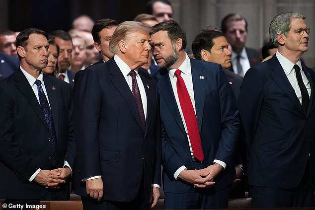 Trump inmortalizó a la ‘leyenda’ Lindsey Graham como un hombre con un ‘corazón bueno y poderoso’ y encanto bipartidista en un raro y emotivo tributo.