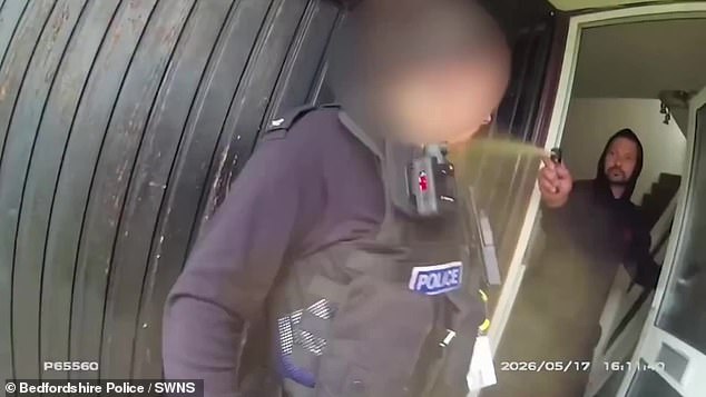 El momento en que una mujer policía queda temporalmente ciega y tiene dificultades para respirar después de haber sido rociada con gas pimienta mientras atendía una denuncia por agresión.