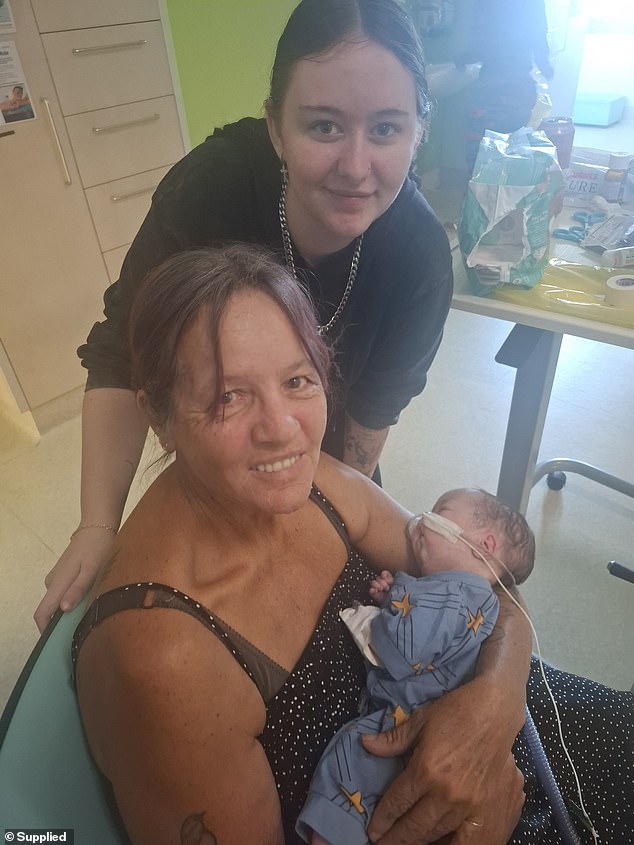 Una joven madre de 19 años dice que la cirugía se retrasó después de apresurarse a recibir tratamiento de emergencia. El bebé Kiandro perdió la vida mientras exige respuestas del hospital: “Todavía estará aquí”