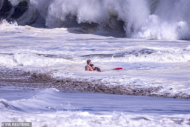 Un padre ha revelado el aterrador momento en que su hijo de 10 años quedó atrapado en un oleaje brutal antes del dramático rescate en el mar del héroe adolescente: “Sabía que se estaba ahogando”.