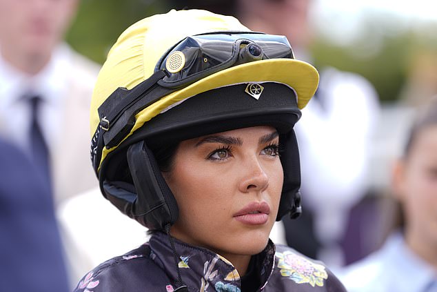 La estrella de Love Island, Gemma Owen, queda cuarta en su primera carrera, mientras el orgulloso padre Michael observaba en Goodwood.