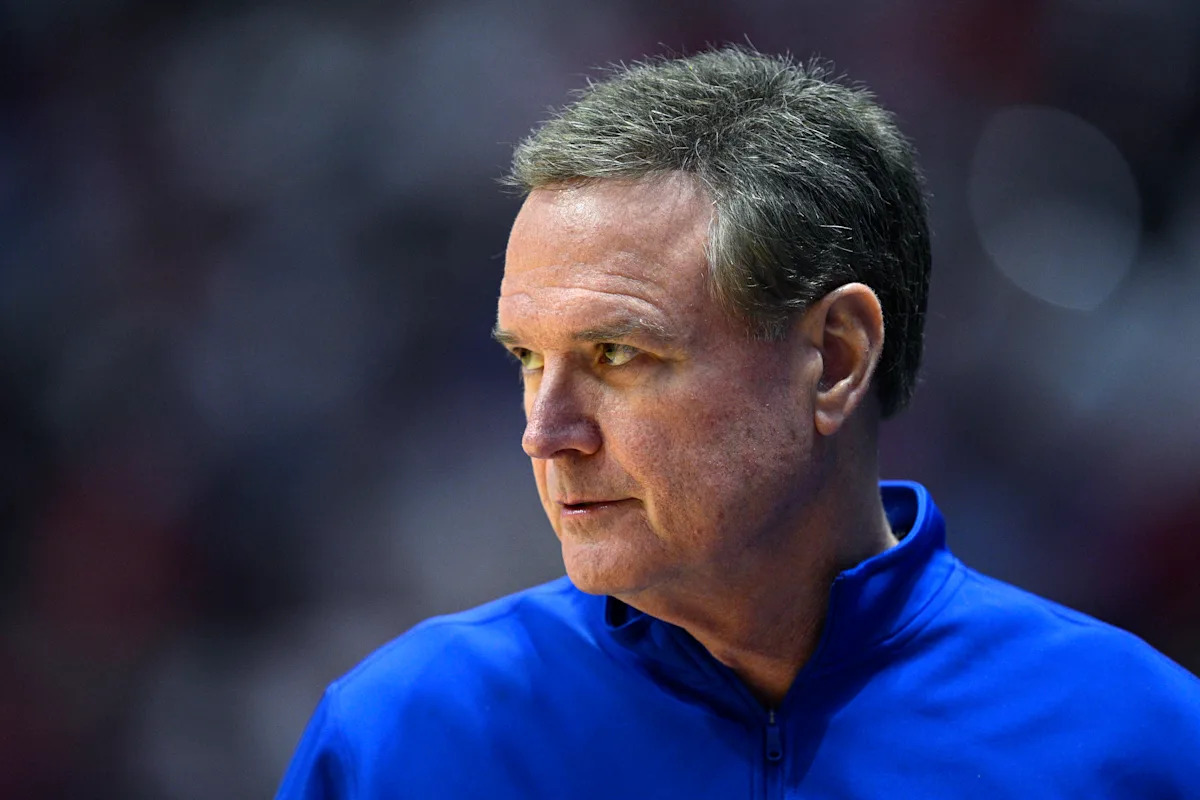 Después de considerar su futuro, el entrenador de Kansas, Bill Self, dice que regresará para la temporada 2026-27.